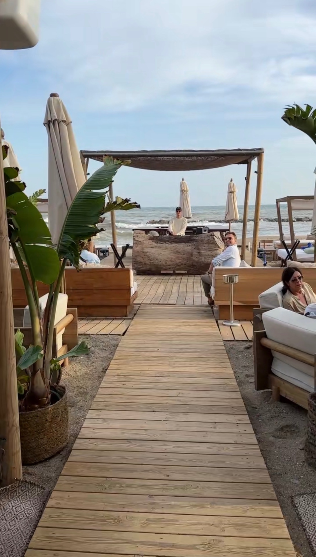 Beach Clubs & Pool Clubs
